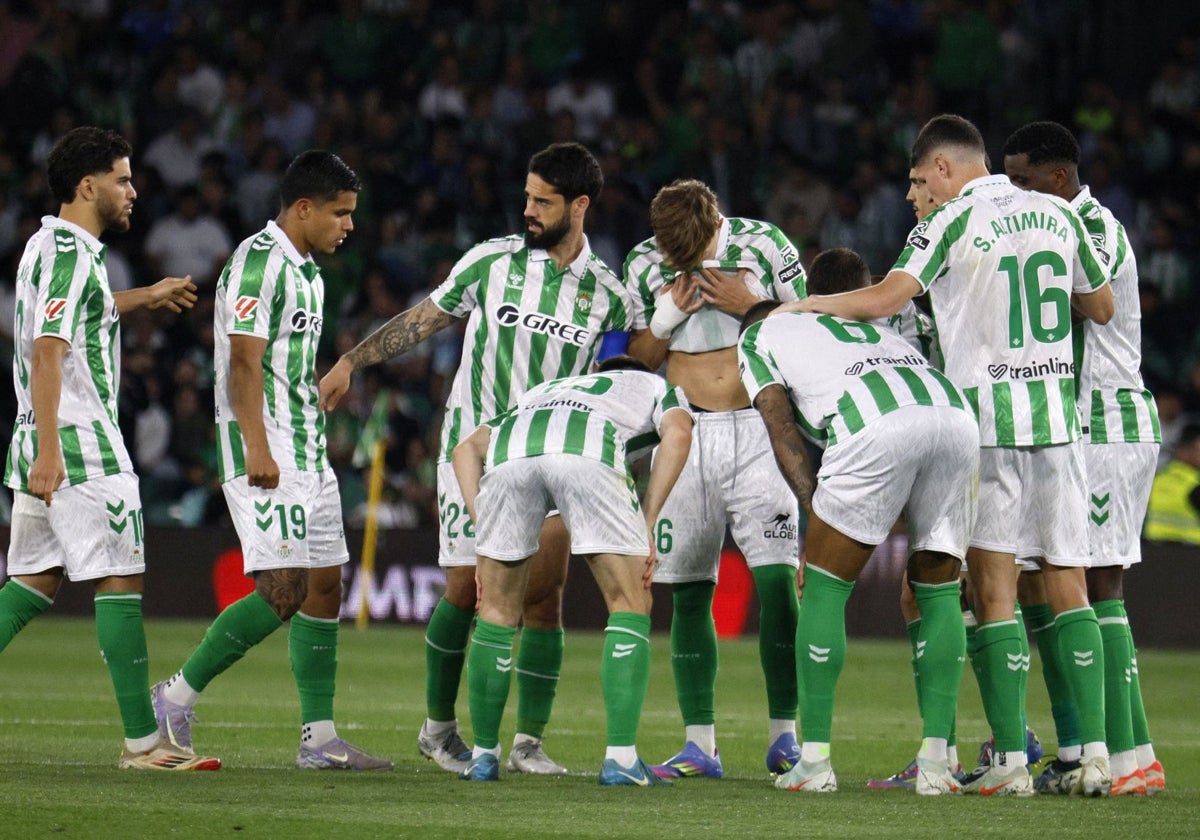 Los jugadores del Betis hacen una piña tras el descanso del duelo ante Osasuna