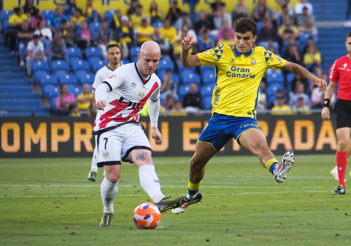 Isi golpea el balón en el partido Las Palmas-Rayo Vallecano de LaLiga 24-25