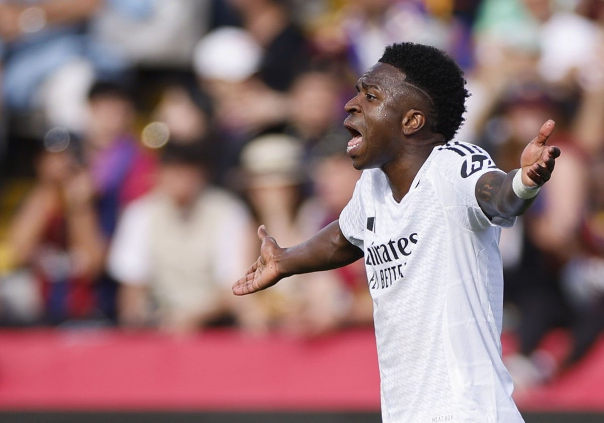 Vinicius, quejándose durante el clásico