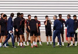 El Sevilla se une tras los graves incidentes en la ciudad deportiva