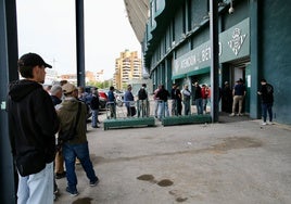 Colas en la Oficina de Atención al Bético por las incidencias con las entradas para la final de la Conference y la renovación de abonos