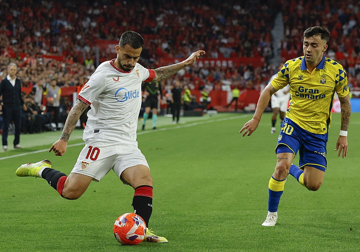 Suso intenta un centro ante Moleiro en el Sevilla - Las Palmas