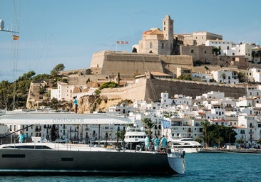 El Ammonite saliendo de Marina Ibiza en la pasada edición, con Dalt Vila como fondo de postal