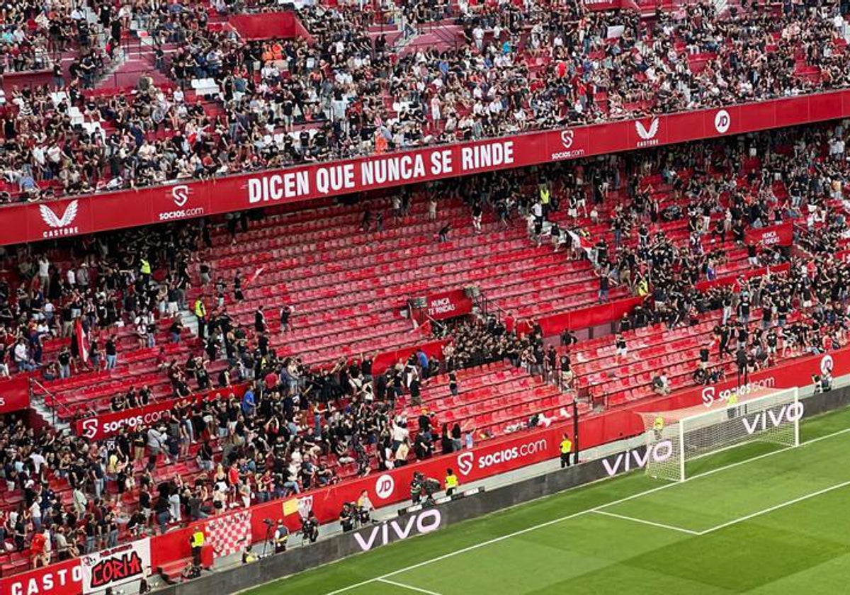 Zona de Gol Norte del Sánchez-Pizjuán sin aficionados