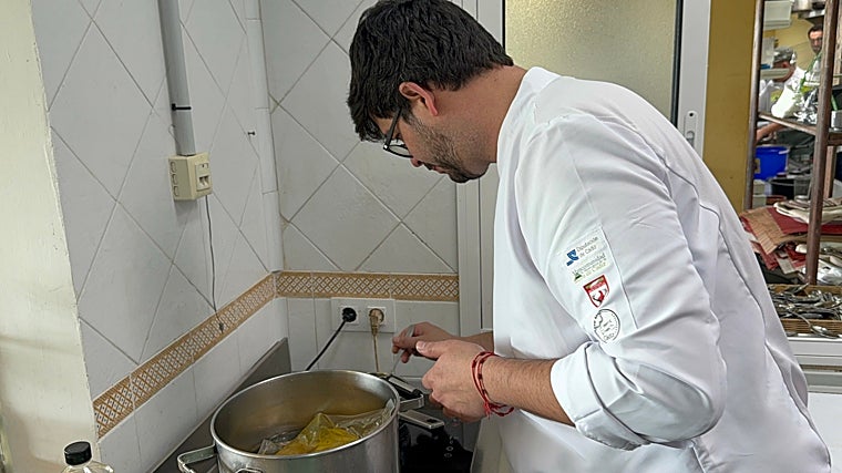 Miguel Castillo, uno de los ganadores del concurso, realizando uno de sus platos