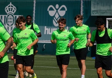 Ortiz, durante el entrenamiento del Betis junto a Mateo y Jesús Rodríguez