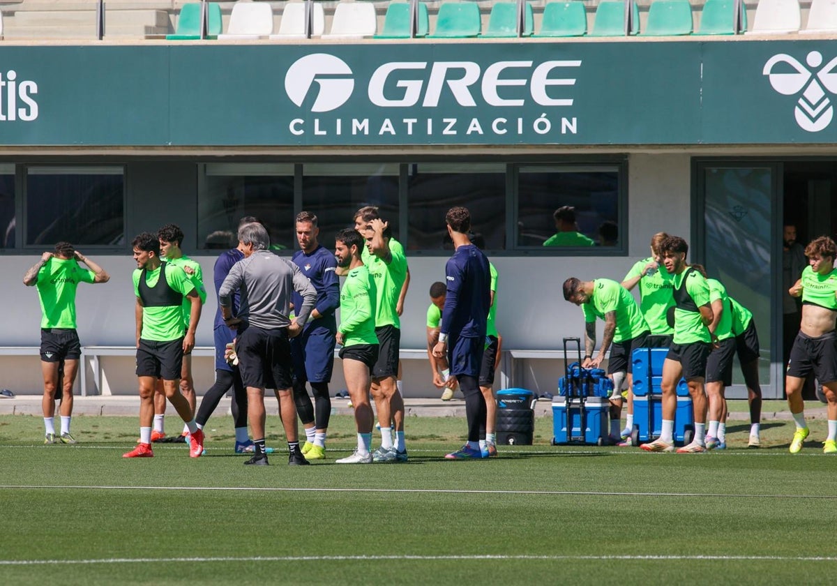 La plantilla del Real Betis, preparando el partido de este jueves en el Estadio de Vallecas