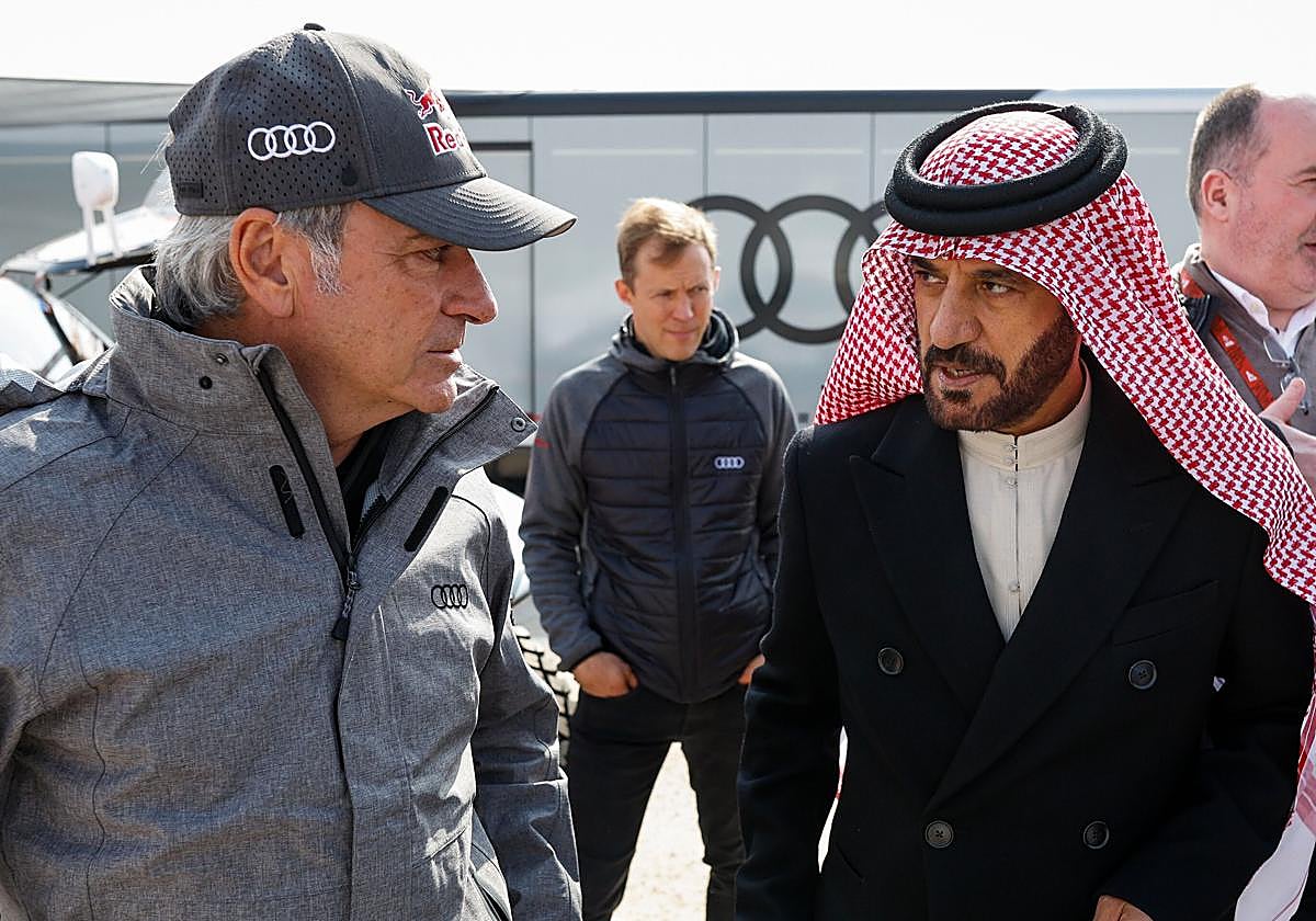 Carlos Sainz y Mohamed Ben Sulayem, en 2023