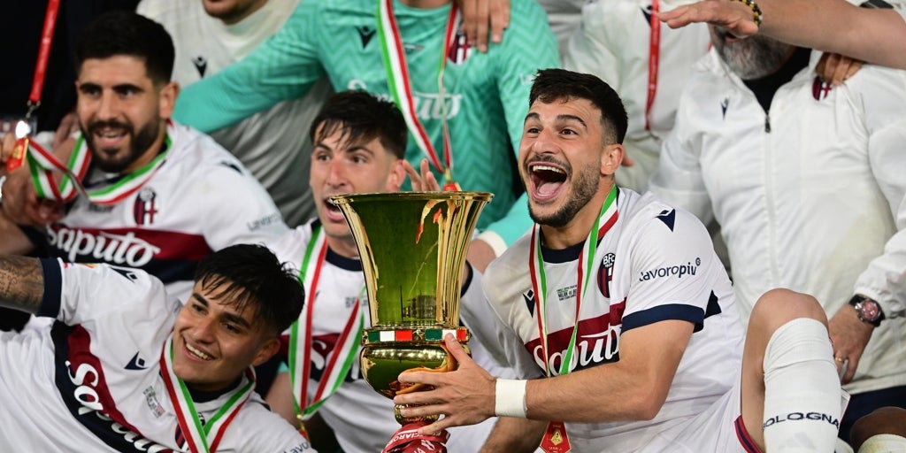 El ex del Betis Juan Miranda rememora su gloria y levanta la Copa de Italia con el Bolonia