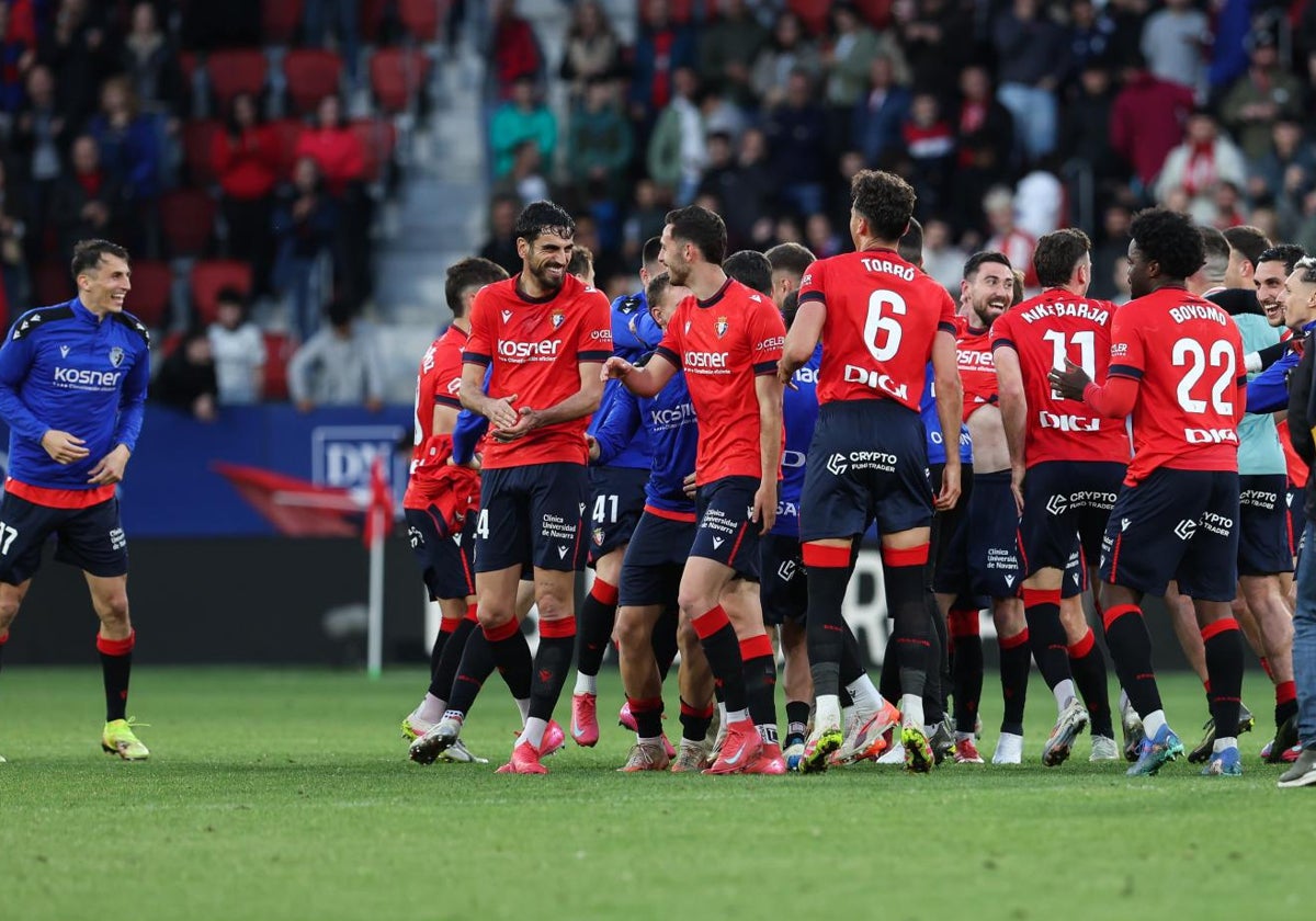 Los jugadores de Osasuna celebran la victoria ante el Atlético