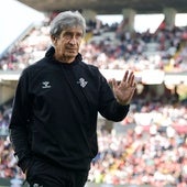 Manuel Pellegrini, en la banda del Estadio de Vallecas en el Rayo Vallecano - Real Betis