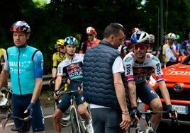 Los ciclistas imponen su ley ante el peligro y el caos de las caídas