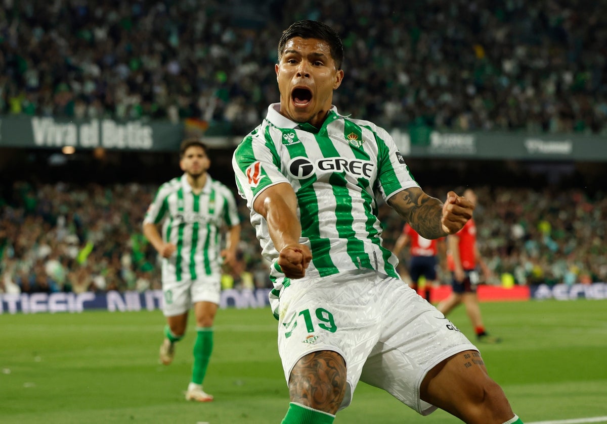 Cucho celebra un gol ante CA Osasuna