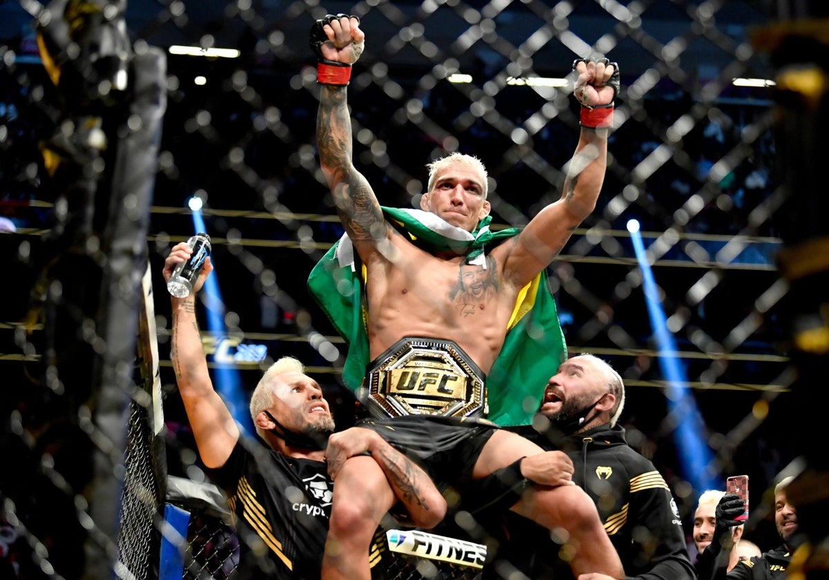 Charles Oliveira después de proclamarse campeón