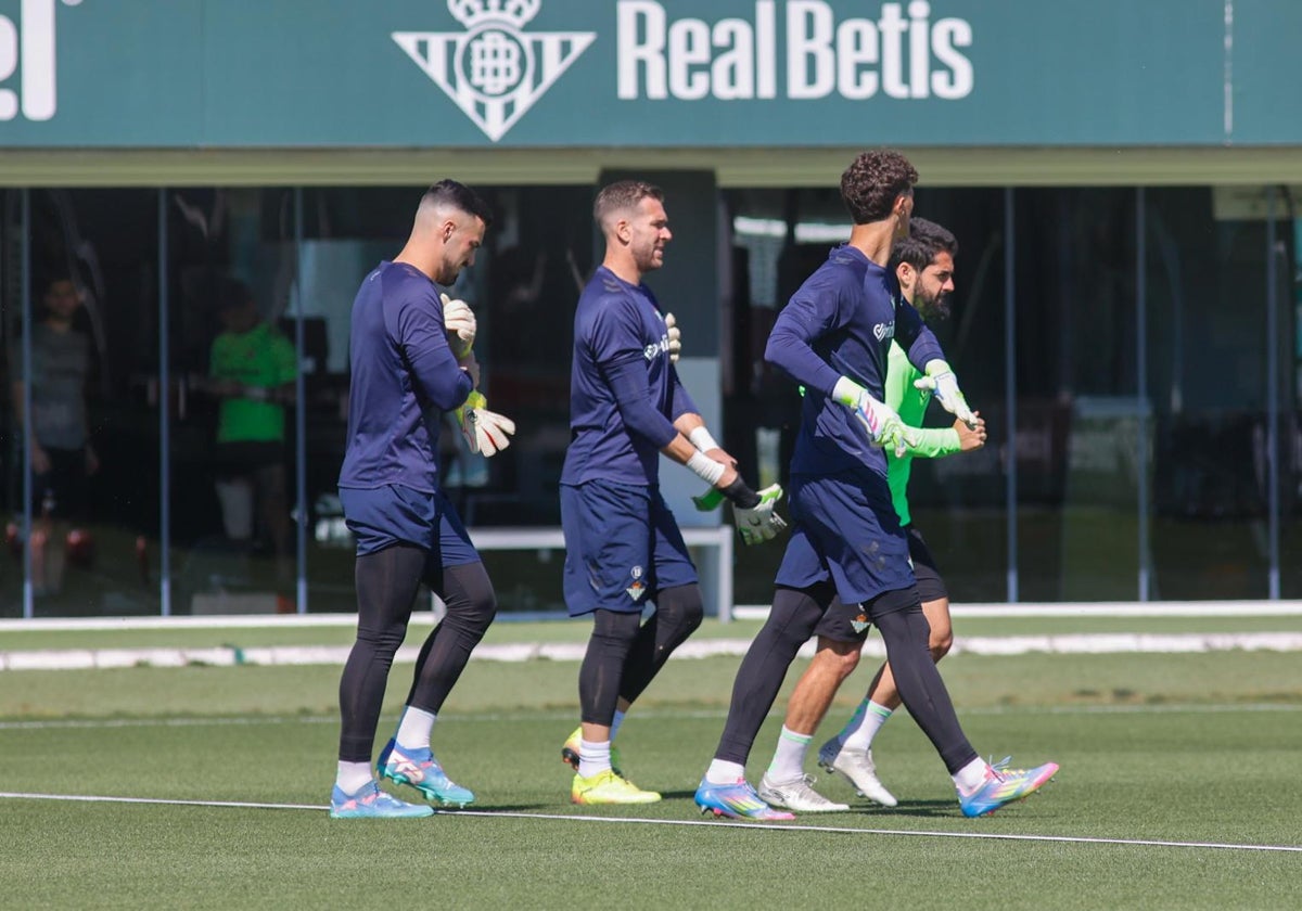 Guilherme, Adrián y Germán, junto a Isco en el entrenamiento del Betis