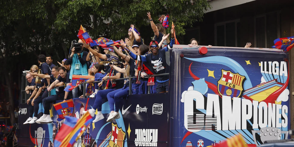 Rúa del Barcelona, en directo: última hora de la celebración de Liga, recorrido del autobús y noticias desde Barcelona hoy