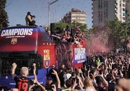 Rúa del Barcelona, en directo: última hora de la celebración de Liga, recorrido del autobús y noticias desde Barcelona hoy