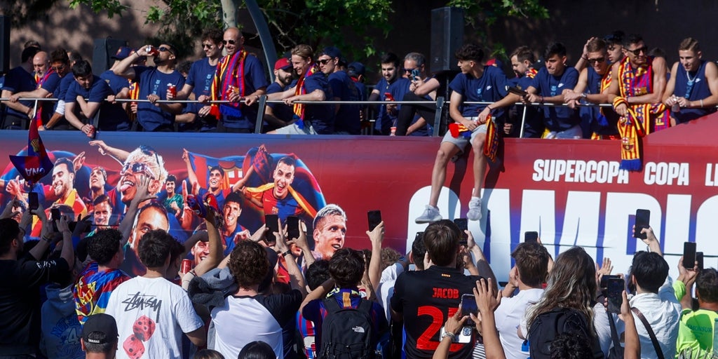 El Barça celebra el doblete ante una Barcelona enfervorizada