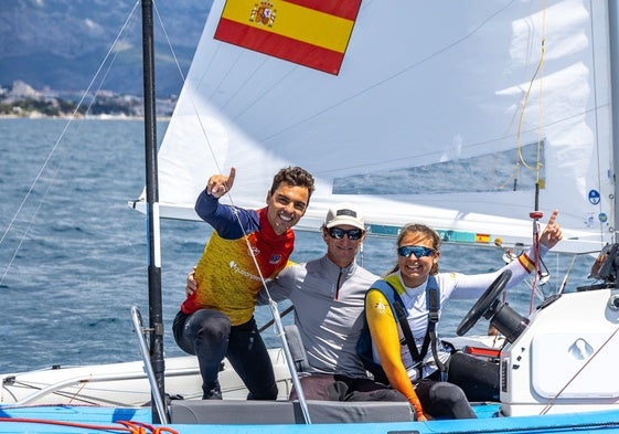 Jordi Xammar, el entrenador Juan de la Fuente y Marta Cardona celebran el oro europeo