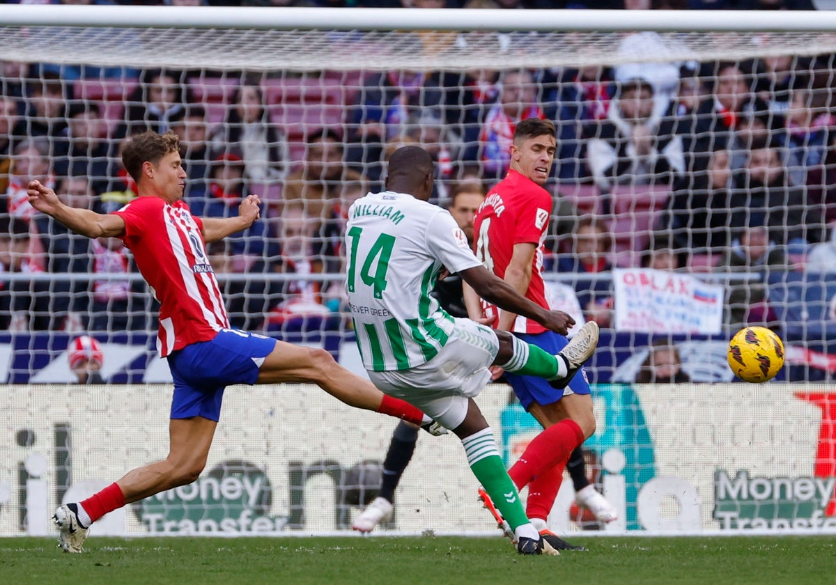 El centrocampista verdiblanco William Carvalho dispara en el gol que marcó en el Atlético - Betis del año pasado
