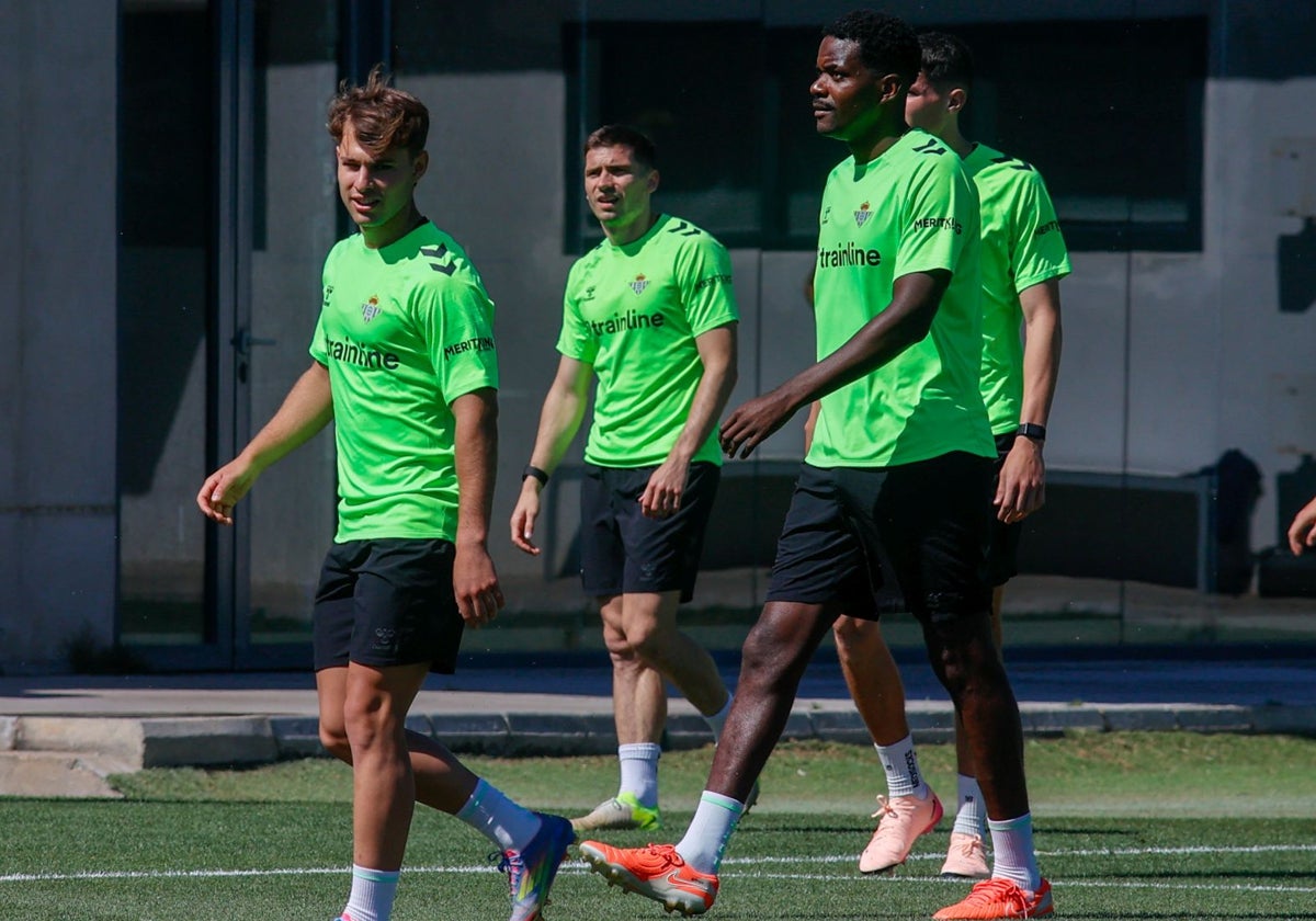 Ángel Ortiz, Perraud y William Carvalho, en uno de los últimos entrenamientos del Betis de esta semana