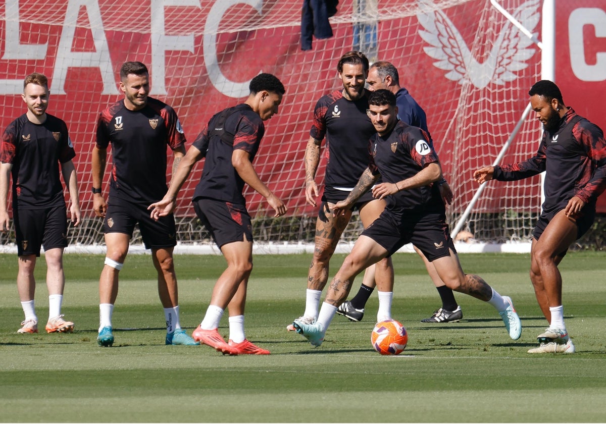 Varios jugadores del Sevilla durante un entrenamiento previo a recibir al Real Madrid en la 37ª jornada de LaLiga