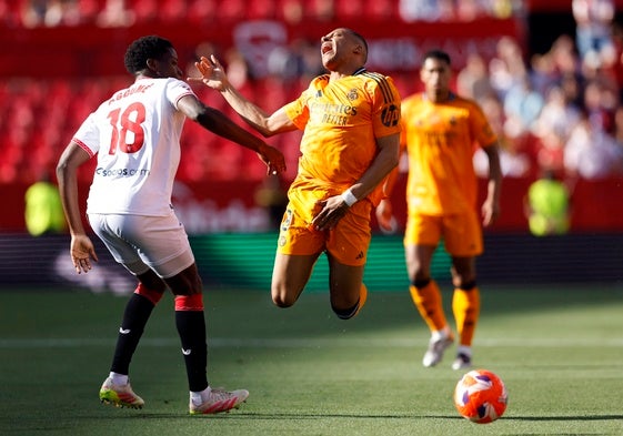 Mbappé cae ante Agoumé