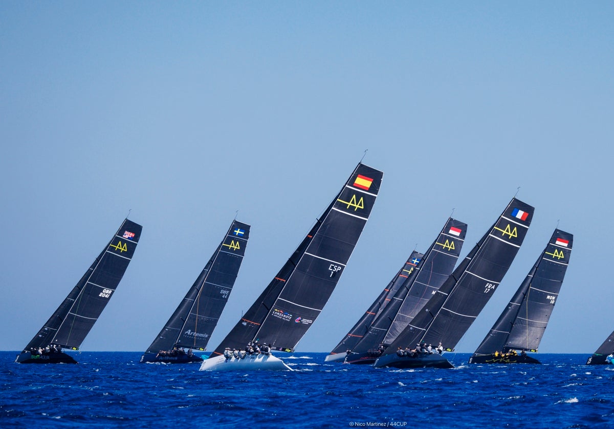 El Lanzarote Calero Sailing Team en primer término junto al resto de la flota de RC44 en Porto Cervo