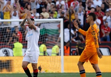 Suso se retira del terreno de juego agradeciendo el apoyo a la afición del Sevilla