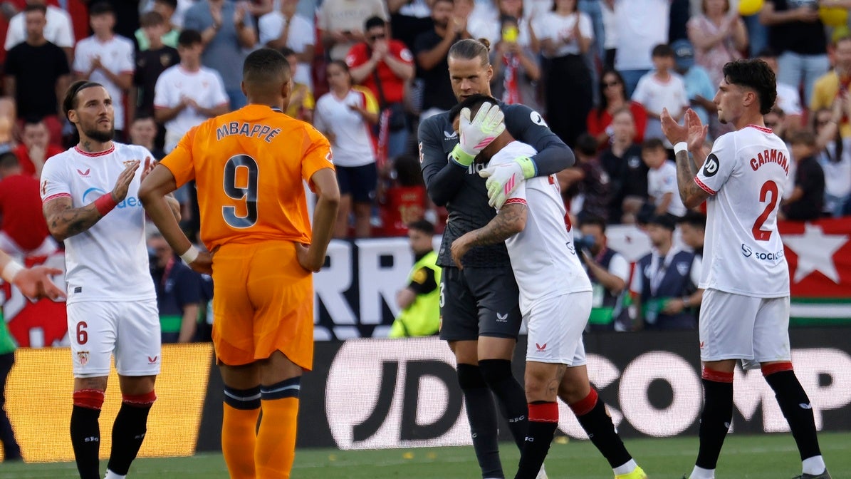Nyland abraza a Suso en su despedida del Ramón Sánchez-Pizjuán