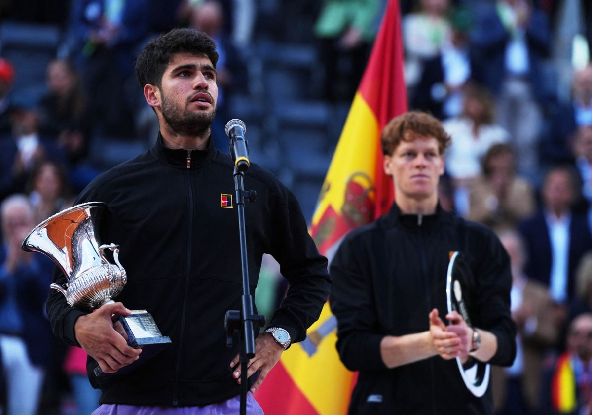 Alcaraz, con la copa de campeón de Roma, ante Sinner