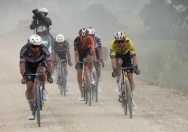 Van Aert, vencedor de etapa, en los caminos blancos