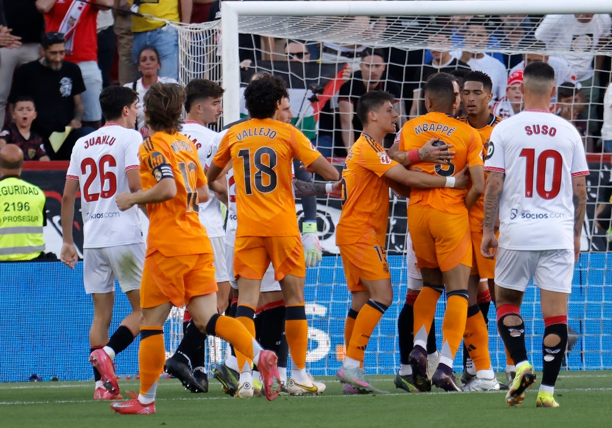 Los jugadores del Real Madrid y el Sevilla, durante el partido del domingo