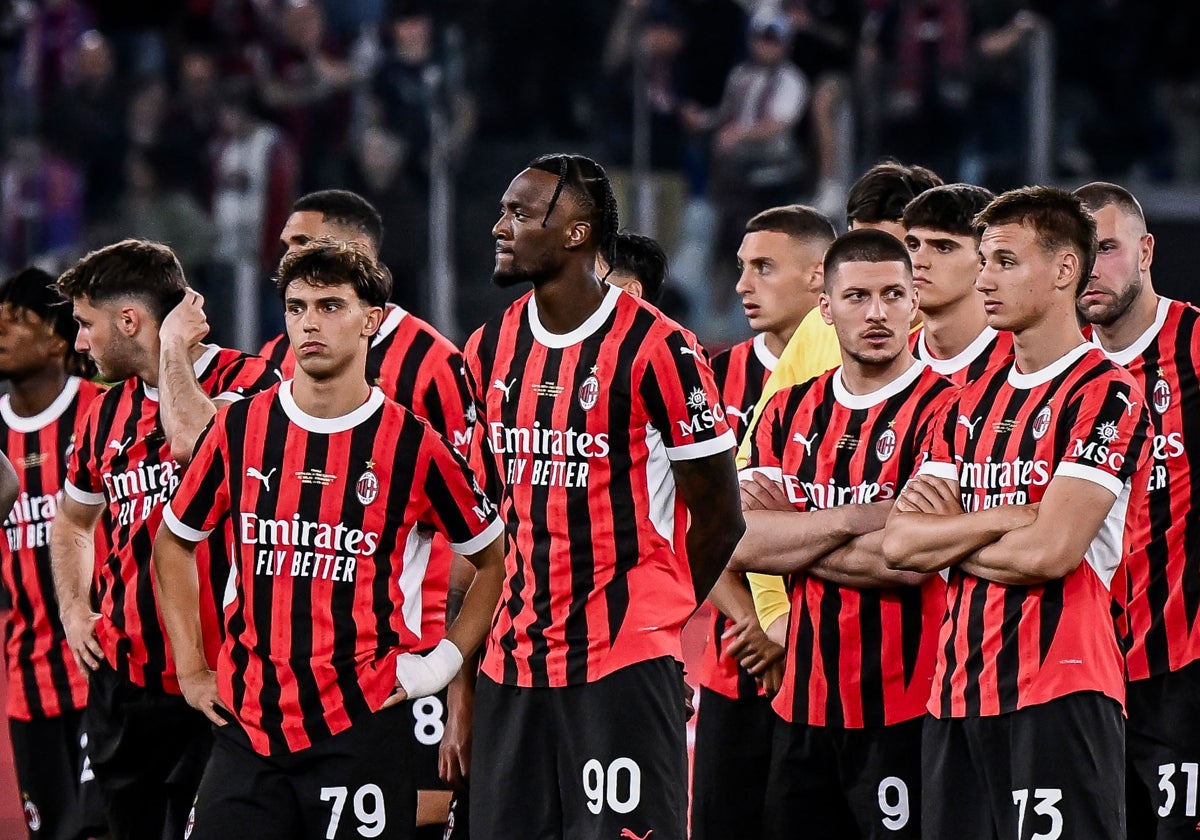 Los jugadores del Milan tras perder con la Roma (3-1)