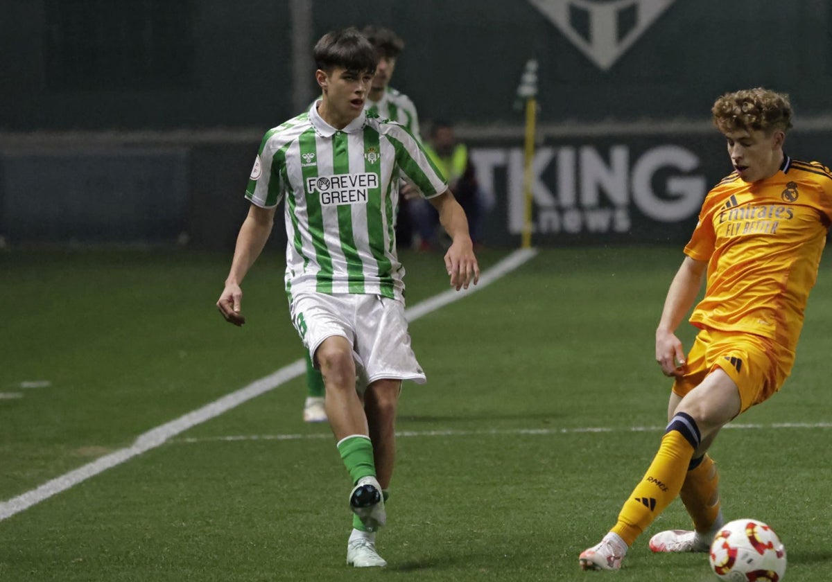 Dani Pérez disputando un partido con el Betis Deportivo