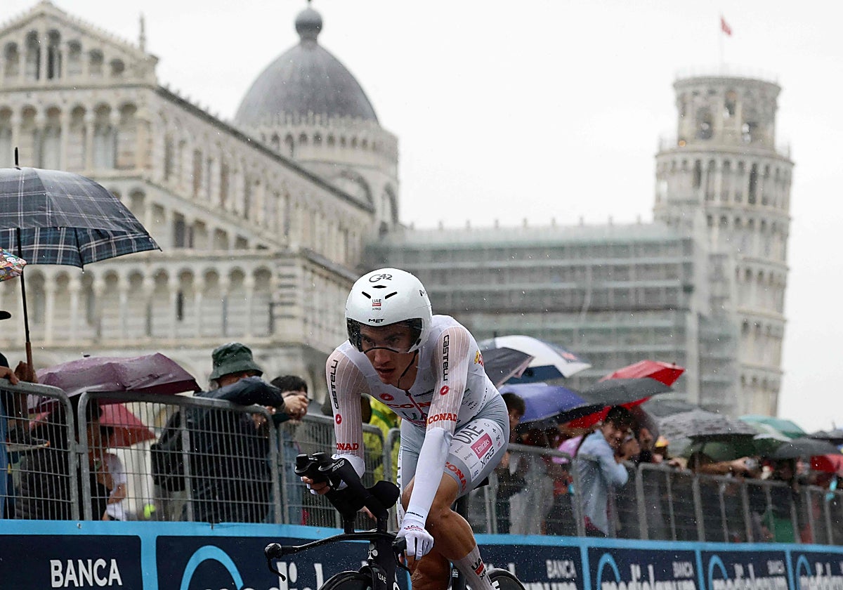 Juan Ayuso, en su llegada a Pisa