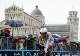 Juan Ayuso, en su llegada a Pisa