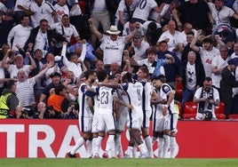 Jugadores y aficionados del Tottenham celebran el gol