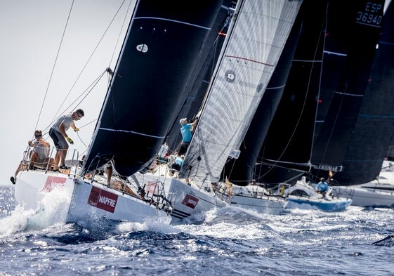 La flota de ORC en un largo tras montar la boya de barlovento