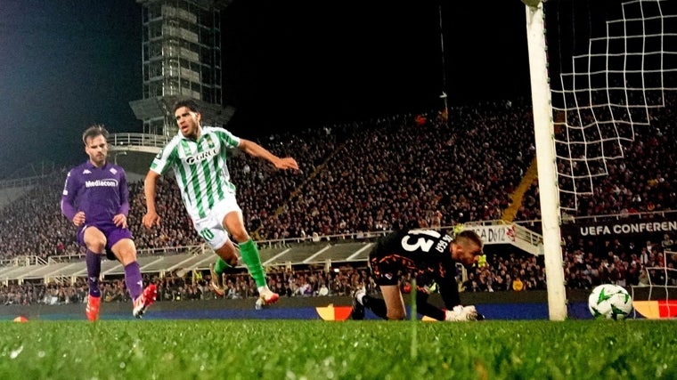 Abde empieza a celebrar el 2-2 del Betis en el Artemio Franchi ante la Fiorentina tras batir a De Gea