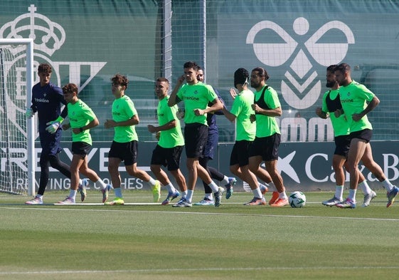 Marc Bartra, en el centro de la imagen este miércoles, junto a otros compañeros en el entrenamiento del Betis