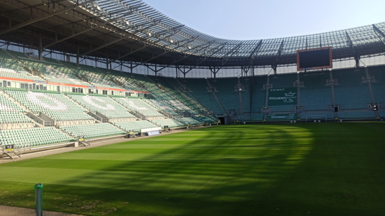 Interior del Estadio Municipal de Breslavia, sede de la final de la Conference League entre el Betis y el Chelsea