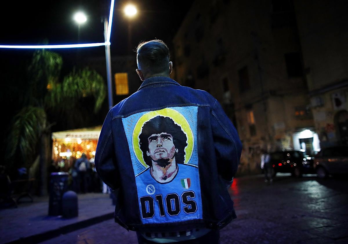 Un fan con ropa de Diego Maradona