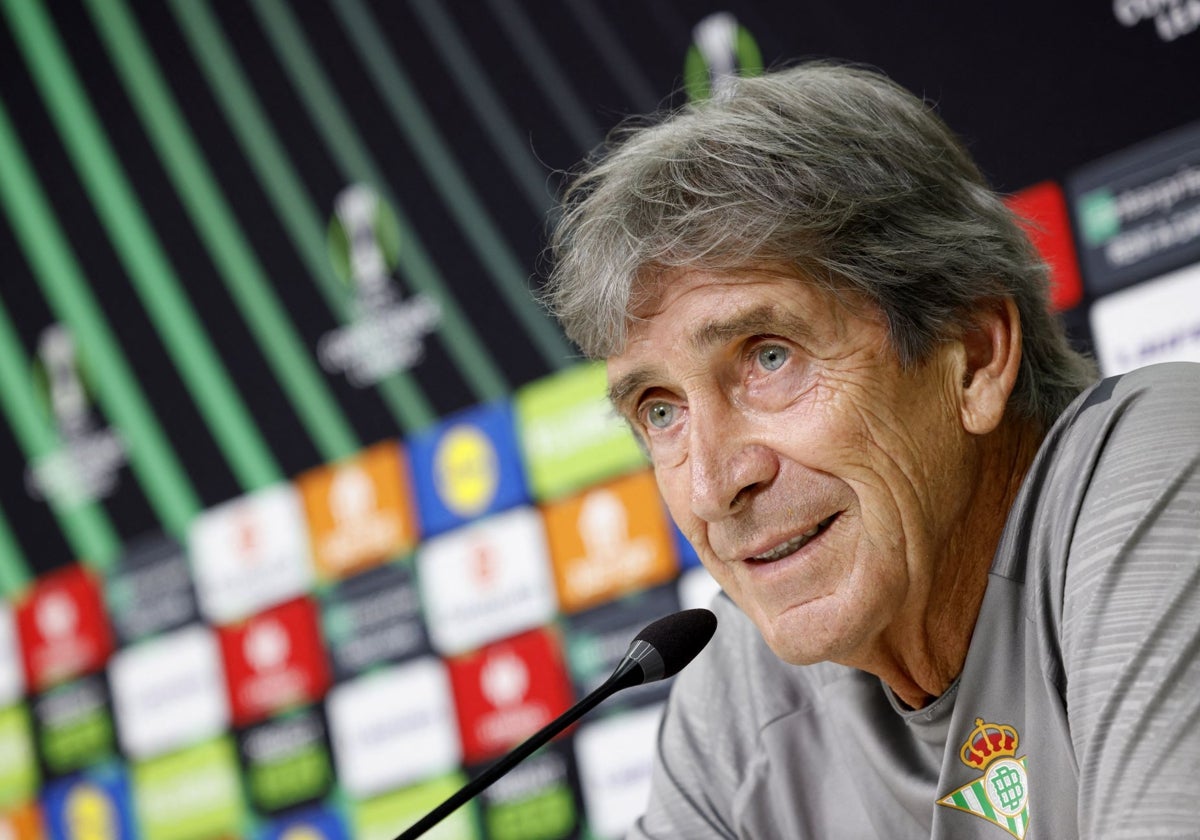 Pellegrini, ante los medios, en el Open Media Day de la UEFA previo a la final de la Conference League