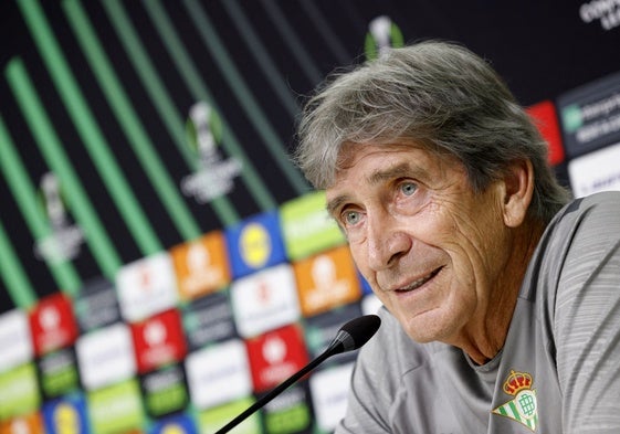 Pellegrini, ante los medios, en el Open Media Day de la UEFA previo a la final de la Conference League