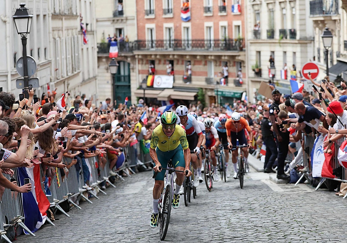 Imagen de las pruebas ciclistas de los Juegos de París en las calles de Montmartre