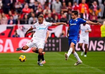 Djibril Sow durante un partido de liga en el Ramón Sánchez-Pizjuán