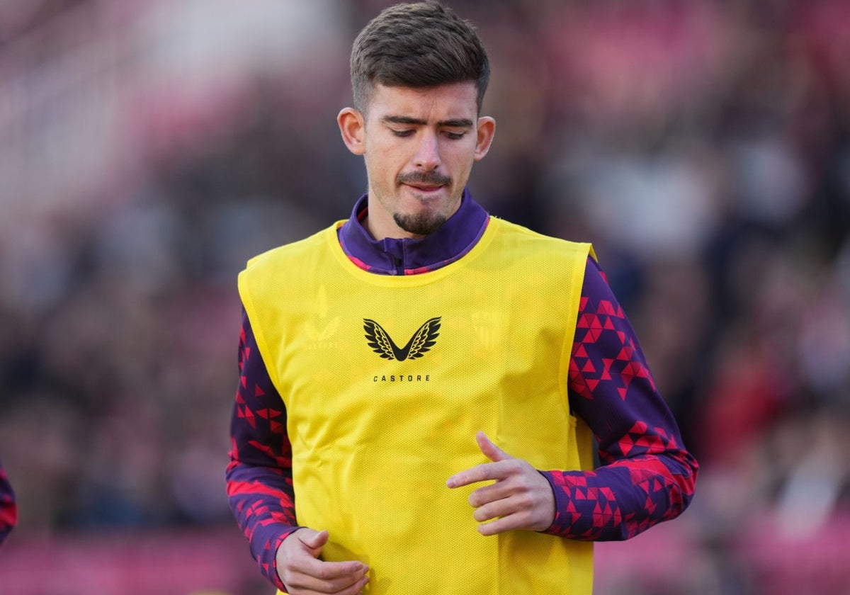 Kike Salas calienta durante un partido de la presente temporada