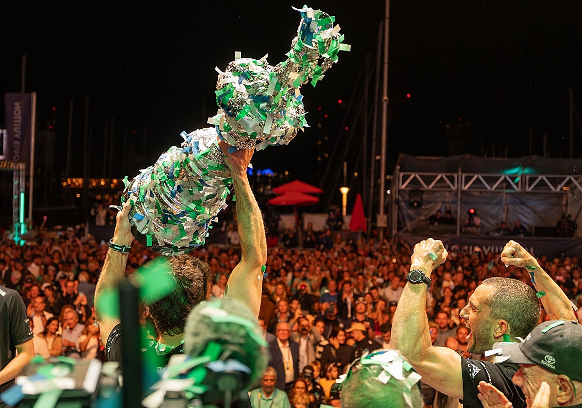 El Team New Zealand celebrando la victoria en Barcelona