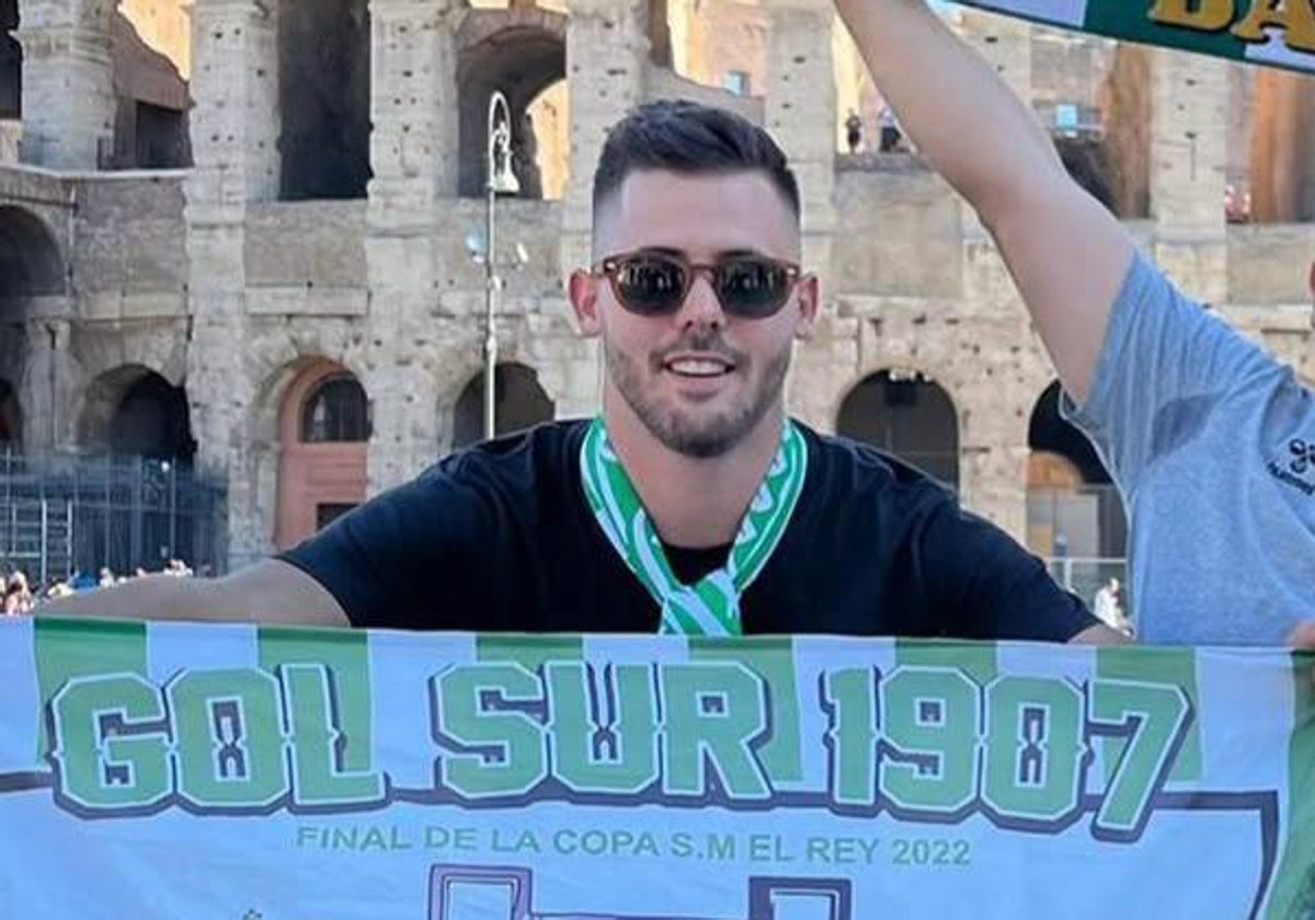 Caste despliega una bandera del Betis frente al Coliseo de Roma